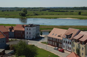 Hinter einzelnen Häusern von Wittenberge fließt die Elbe entlang.