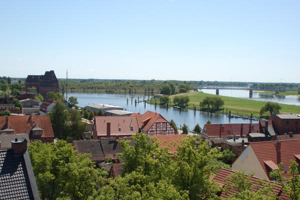 Ein Blick über die Dächer der Häuser am Hafen von Wittenberge. Im Hintergund sieht man die Elbe.