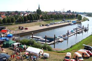 Der Sportboothafen während einer Veranstaltung in Wittenberge.