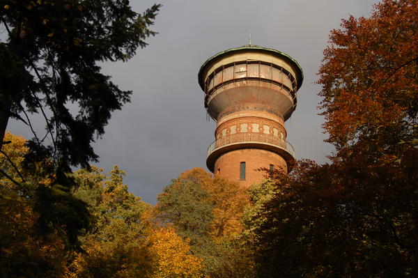 Von unten schaut man nach oben auf den großen Wasserturm in Wittenberge.