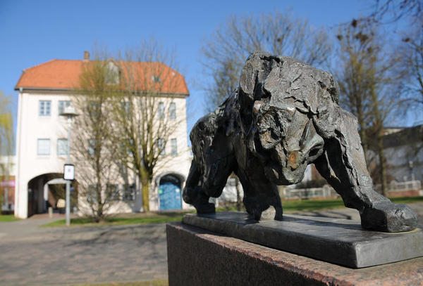 Mit »Tiger« (hier im Bild) und »Liegender Panther« ist der Hamburger Künstler Hans Martin Ruwoldt gleich mehrfach vertreten. Auf steinernen Sockeln flankieren die beiden bronzenen Raubkatzen den Weg zwischen Torhaus und Buttermarkt.