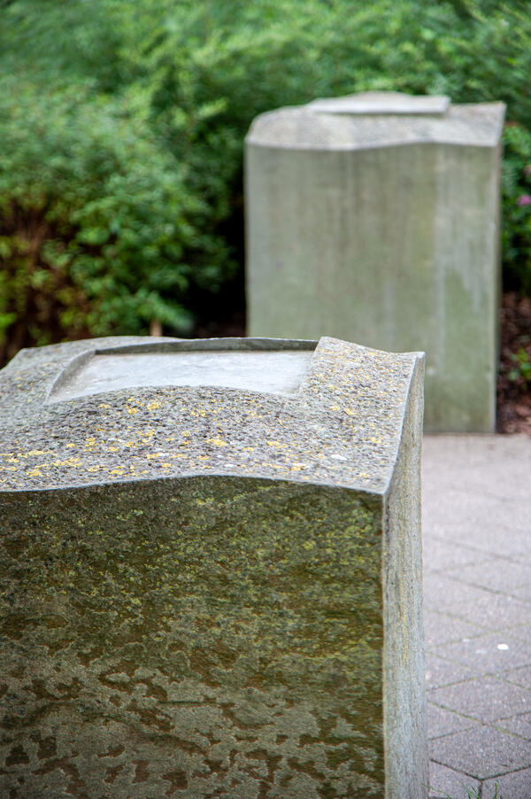 Von Zuzana Hlináková stammt »Tor«. Zwei massive Steinblöcke stehen links und rechts des Weges; oben wurde je ein Quadrat in positiver und negativer Form eingesetzt.
