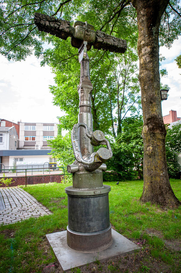 Direkt vor dem Torhaus - hier ist der Kunstverein beheimatet - befindet sich der »Wächter«. Die Skulptur Walter Arnos besteht aus Chrom, Nickel und Stahl.