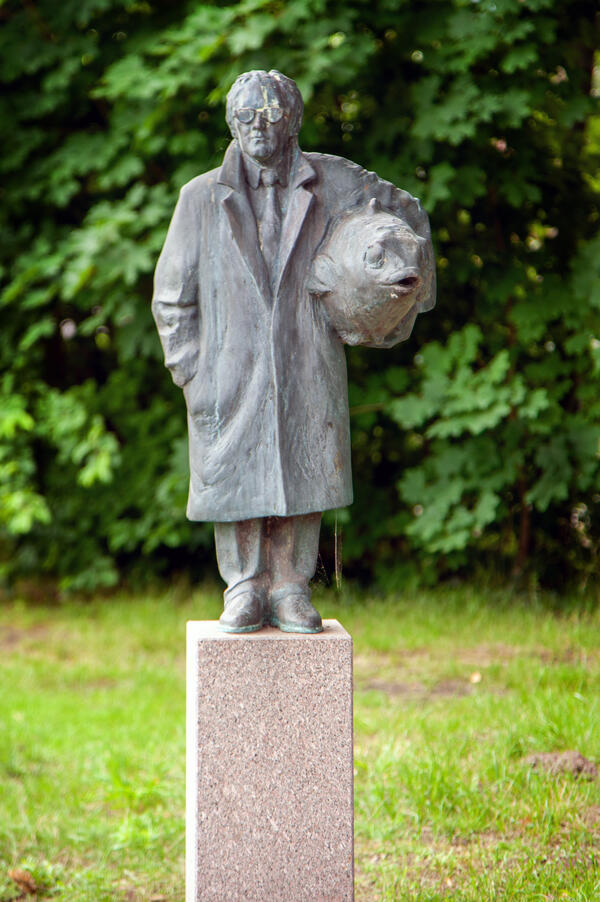 Die aktuellste und zugleich letzte Ergänzung des Skulpturengartens ist die Bronzefigur »Fisch + Mann« der Künstlerin Anke Bunt, die mit ihrem Werk die junge Bildhauergeneration vertritt.