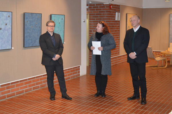 Die Eröffnung der Ausstellung im Rathaus von Raisio.