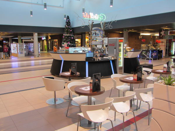 Weihnachtliche Dekoration an einem Getränkestand in dem modernen Einkaufszentrum.