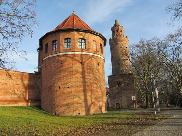 Die historischen Türme haben dicke rote Steinmauern.
