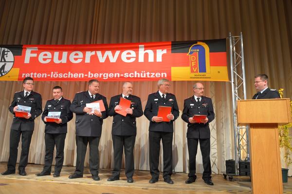 Ehrung der Elmshorner Feuerwehrmänner durch den Wittenberger Wehrführer Lars Wirwich.