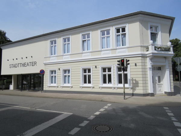 Stadttheater Die neue Fassade.                               