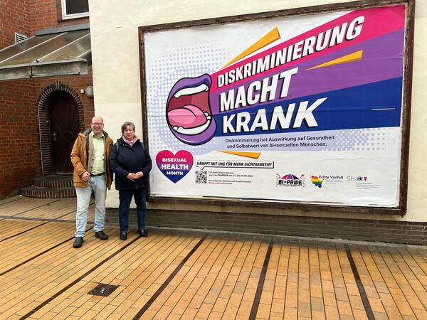 Frank Thies und Heidi Basting am Bisexual Health Month-Plakat