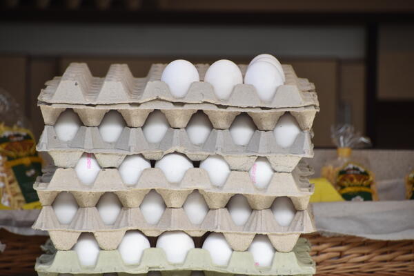 Ein Stapel Eierpappen mit weißen Hühnereiern werden zum Verkauf angeboten auf dem Buttermarkt.