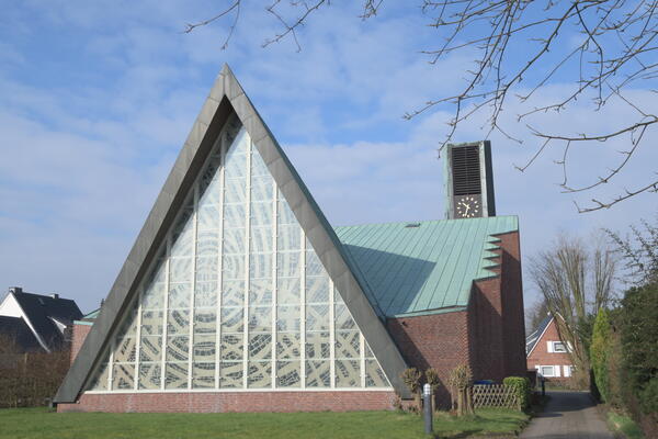 Lutherkirche mit dreieckiger Glasfassade, die bis auf den Grund reicht.