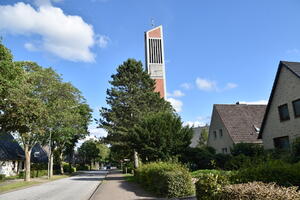 Straße mit Blick auf den Glockenturm der Thomaskirche.