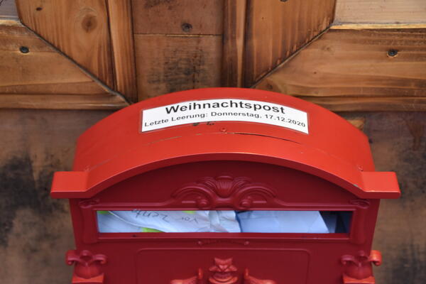 Kinder können Briefe und Wunschzettel in den roten Briefkasten werfen, der an der Außenseite der  Weihnachtsmannbude besfestigt ist.