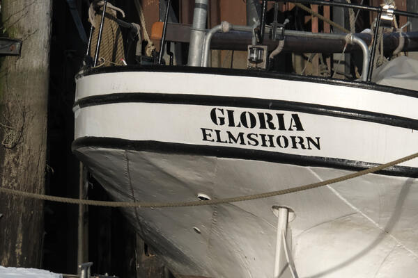 Teilansicht des Schiffes mit dem Schriftzug "Gloria Elmshorn".