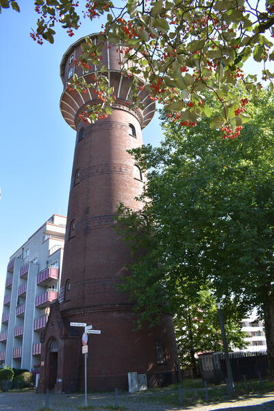 Teilansicht des Elmshorner Wasserturms, im Hintergrund ein Hochhaus.
