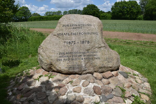 Ein großer Stein in der Liether Kalkgrube weist auf den Ort eines historischen Tiefbohr Weltrekords hin.