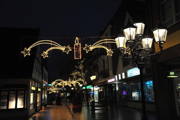 Weihnachtsbeleuchtung hängt über der Elmshorner Fußgängerzone.