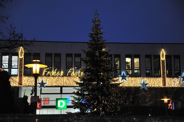 Mit Weihnachtsbeleuchtung erhellte Innenstadt in Elmshorn.