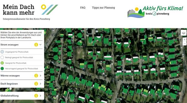 Screenhshot des Online-Angebotes: Auf einer Satelitenaufnahme eines Wohngebietes sind Dächer in verschiedenen Grüntönen markiert.