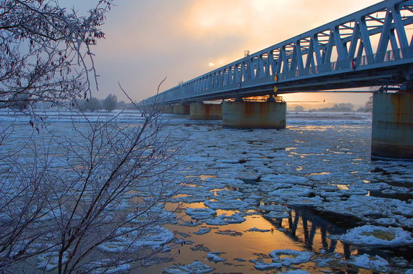 Die Eisenbahnbrücke von Wittenberge im Winter.
