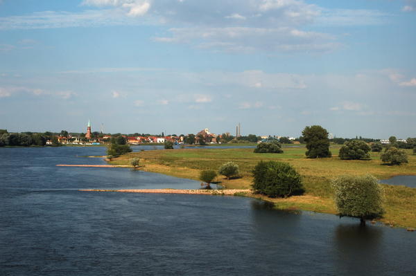 Ein Blick über die Elbe und im Hintergund ist Wittenberge zu erkennen.