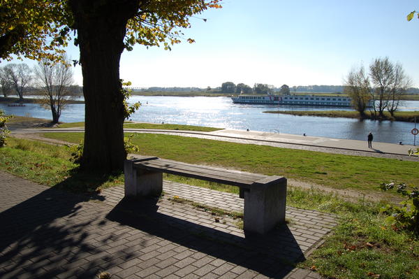 Eine Parkbank von der man einen tollen Blick auf die Elbe hat.