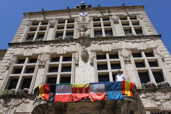 An dem Rathausbalkon in Tarascon hängen sechs verschiedene Flaggen.