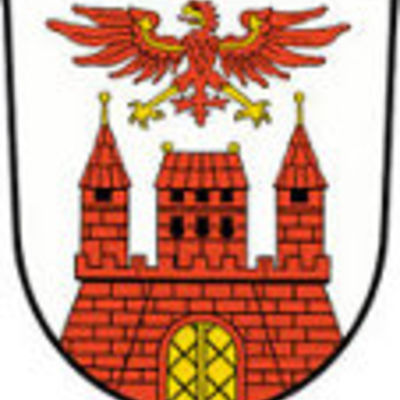 Auf dem Wappen von Wittenberge ist ein rot, gelbes Schloss und ein rot, gelber Adler zu erkennen. 