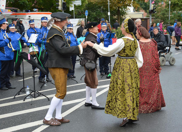 Mit prächtigen mittelalterlichen Kostümen und gut einstudierten Tänzen begeistert die Tanzgruppe aus Tarascon.