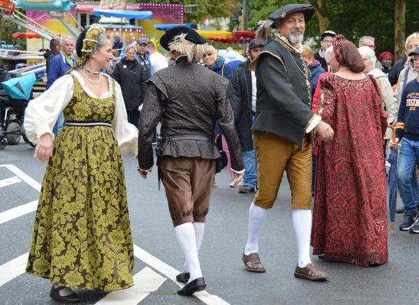Mit prächtigen mittelalterlichen Kostümen und gut einstudierten Tänzen begeistert die Tanzgruppe aus Tarascon.