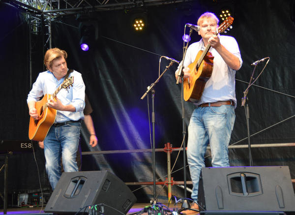Bild vergr&ouml;&szlig;ern: Auf der Konzertb&uuml;hne des plattdeutschen Festivals spielen zwei Mitglieder der Band Gitarre.