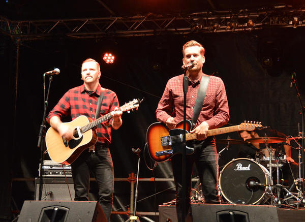 Auf der Konzertbühne des plattdeutschen Festivals spielen zwei Mitglieder der Band Gitarre.