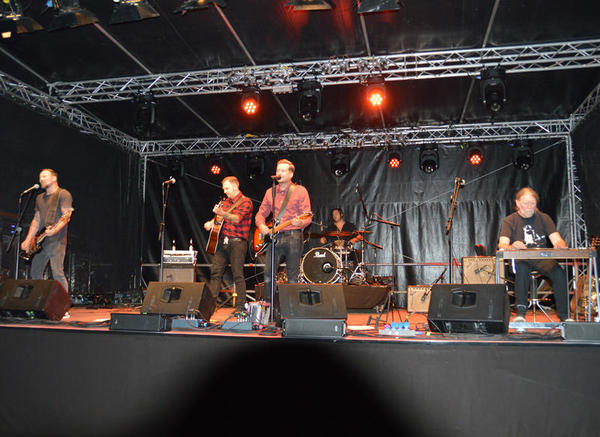 Bild vergr&ouml;&szlig;ern: Auf der Konzertb&uuml;hne des plattdeutschen Festivals spielt eine Band.