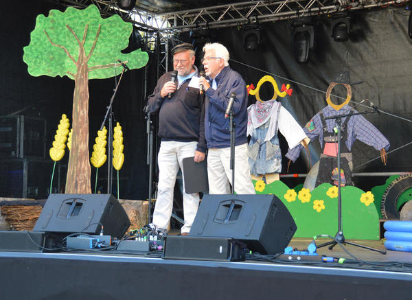 Bild vergr&ouml;&szlig;ern: Die B&uuml;hne des plattdeutschen Festivals ist mit Naturmotiv-Aufstellern dekokiert.