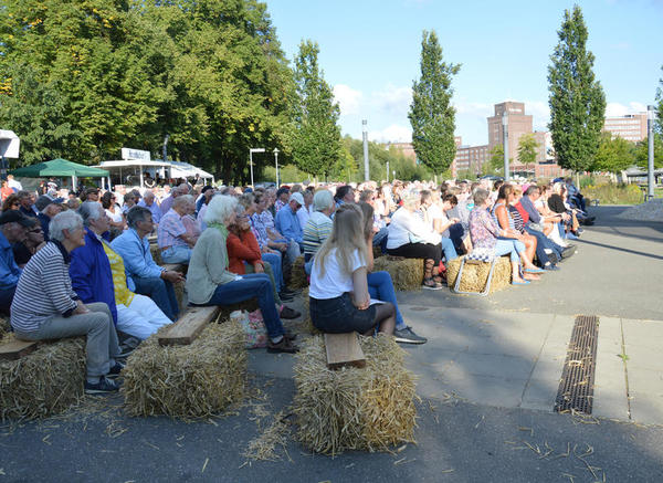 Bild vergr&ouml;&szlig;ern: Die Zuschauer sitzen auf Heuballen auf dem Pott-Carstens-Platz.