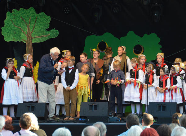 Bild vergr&ouml;&szlig;ern: Der Kinderchor auf der Konzertb&uuml;hne des plattdeutschen Festivals.
