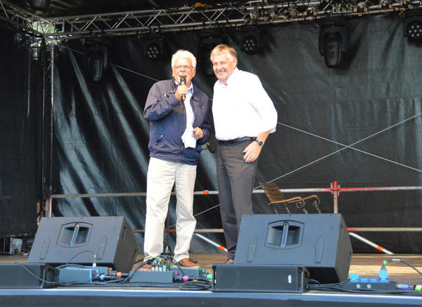Bild vergr&ouml;&szlig;ern: Der Rundfunk Moderator befragt den B&uuml;rgervorsteher auf der B&uuml;hne des plattdeutschen Festivals.