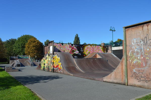 Bild vergr&ouml;&szlig;ern: Bunte Graffiti an der Skateanlage im Steindammpark.