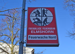 Die Freiwillige Feuerwehr Elmshorn verfügt im Stadtgebiet über zwei Feuerwachen. Dieses Schild verweist auf den Standort in der  Peterstraße. Die Feuerwache Süd ist an der Hamburger Straße beheimatet.