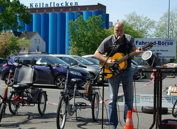 Mobilitätstag 2019  - Herr Theege von der Fahrrad-Börse sorgte für musikalische Unterhaltung.