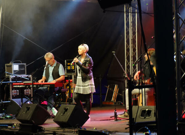 Bild vergr&ouml;&szlig;ern: Die Band spielt auf der beleuchteten  B&uuml;hne des plattdeutschen Festivals.