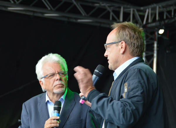 Bild vergr&ouml;&szlig;ern: Der B&uuml;rgermeister im Gepr&auml;ch auf der B&uuml;hne des plattdeutschen Festivals.