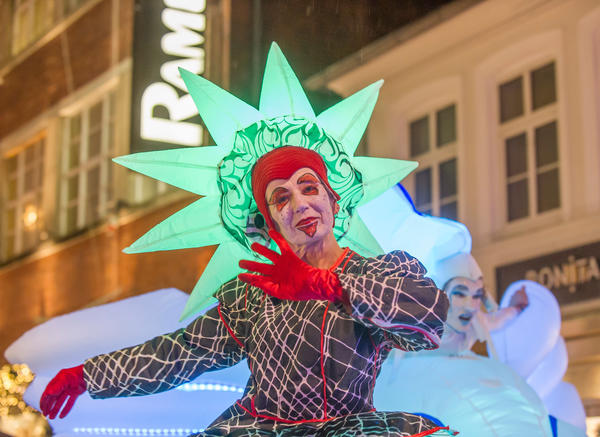 Bild vergr&ouml;&szlig;ern: Lichtermarkt Elmshorn Weihnachtsparade Stelzenl&auml;ufer
