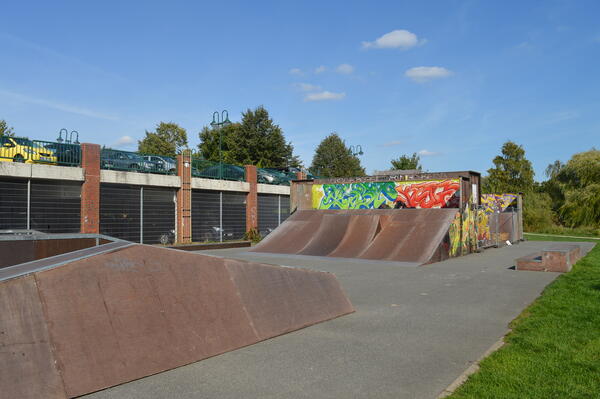 Skate-Anlage, die zum Teil mit Graffitti verziert ist.