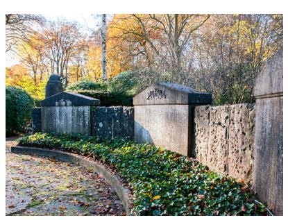 Auf dem Friedhof an der Friedensalee in Elmshorn: Mahnmalen für die Gefallenen des 1. und des 2. Weltkrieges