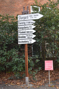 Das Holzdenkmal zeigt die Entfernung von Elmshorn zu sechs Städten im Osten.