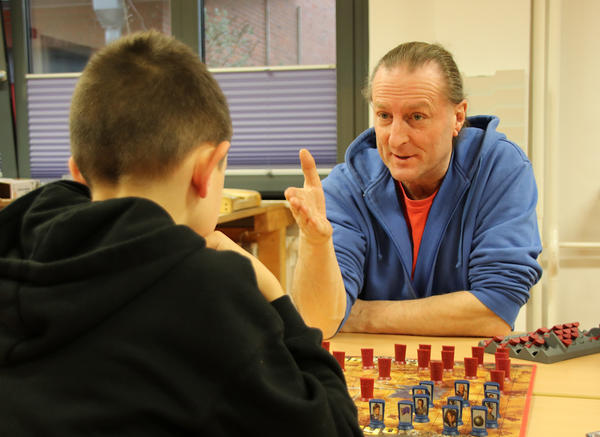 Matthias Sellhorn spielt gegen einen Jungen Stratego.