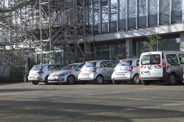 Fünf silberne Elektro-Autos der Stadt stehen auf dem rückwärtigen Parkplatz des Rathauses.