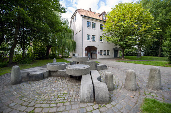 Der Mühlsteinbrunnen von Manfred Sihle-Wissels, ein Wasserspiel aus Granit und Mühlsteinen aus den 1970er Jahren, stand ursprünglich bei St. Nikolai.